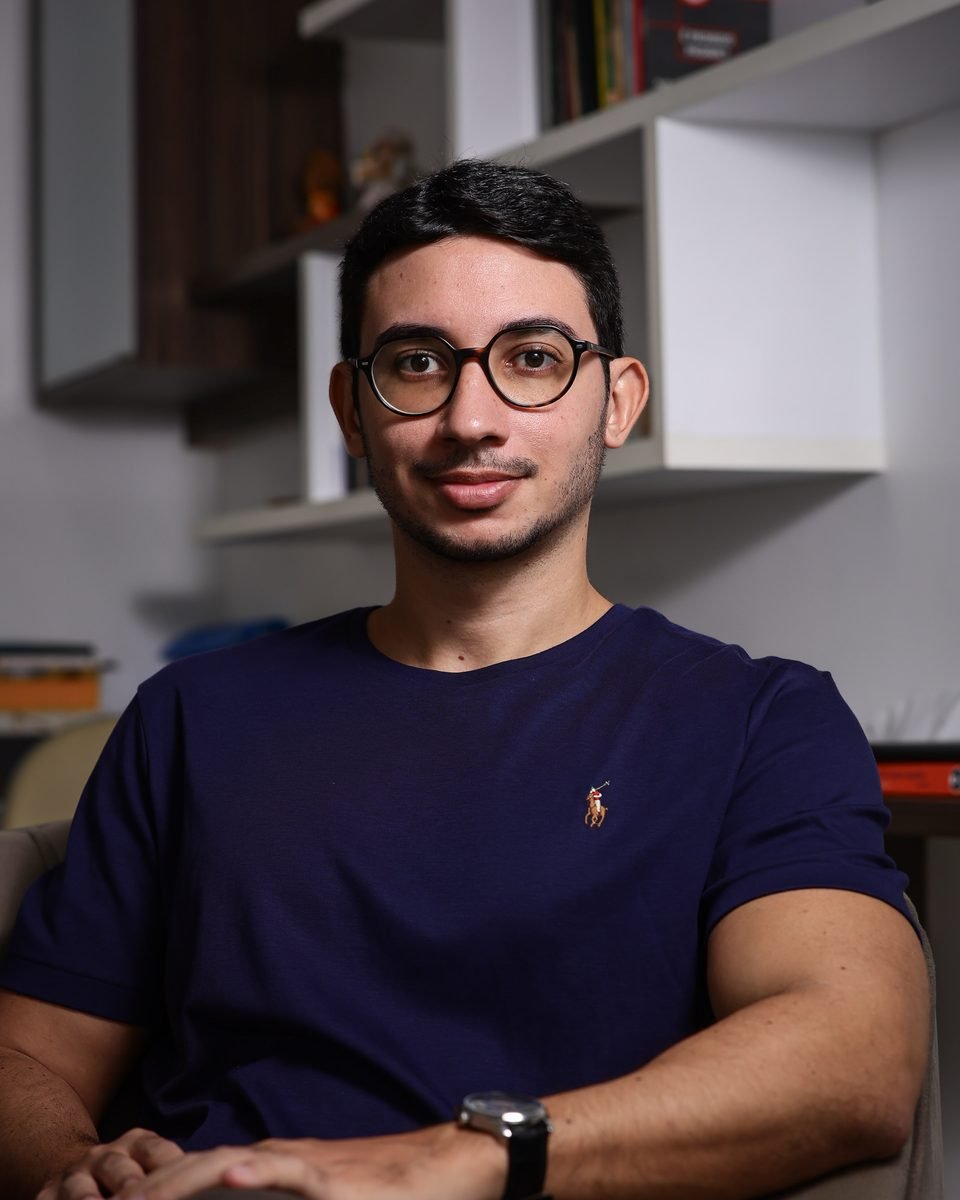 Gustavo, psicólogo da Benvivere, em um dos consultórios da clínica