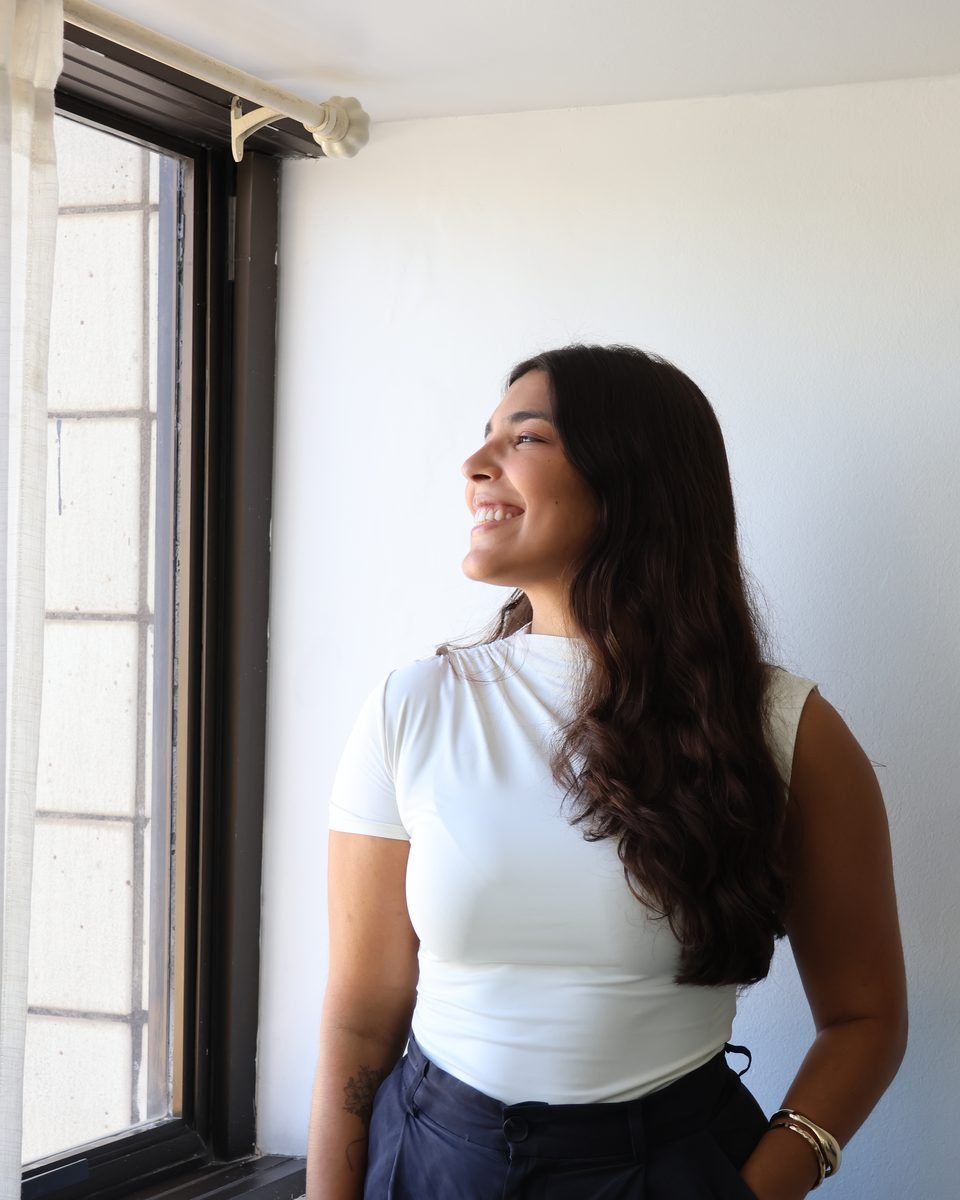 Luiza, psicóloga da Benvivere, junto à janela do consultório